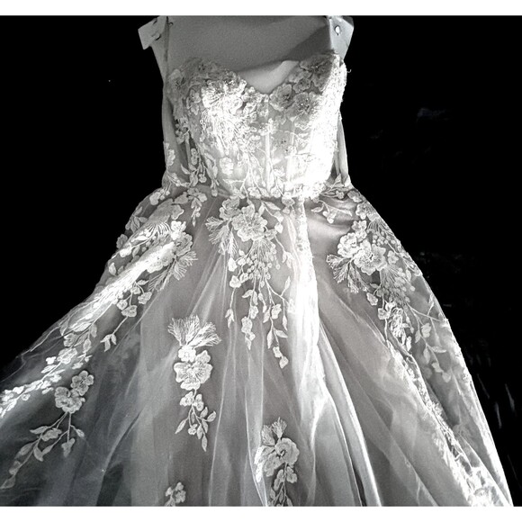 David's Bridal Dresses & Skirts - David's Bridal Women's Galina Signature Wedding Dress Size 14 Embroidered